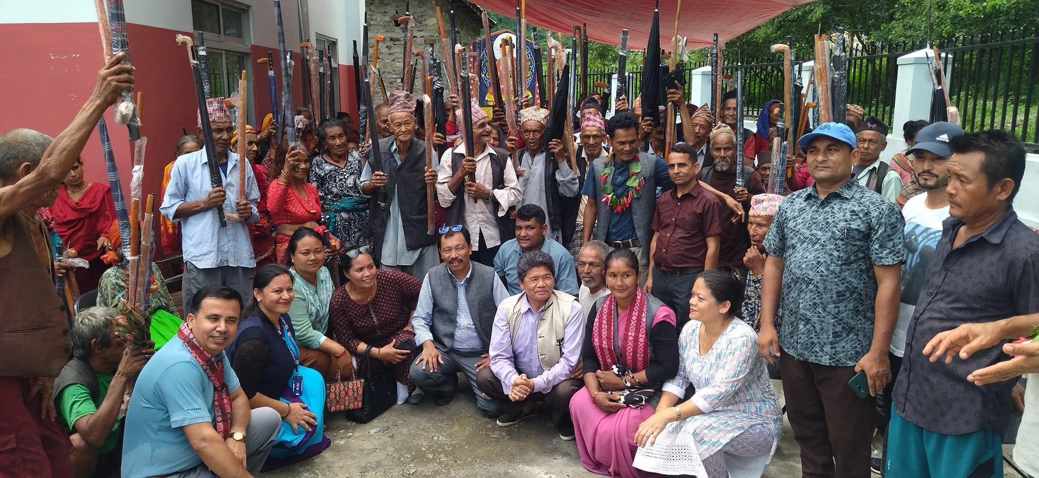 धान दिवसको अवसरमा लौरो र छाता उपहार