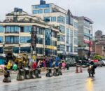 अरनिको राजमार्ग अन्तरगत बनेपा खण्डमा झरिमा पनि काम गर्दै मजदुरहरू ।