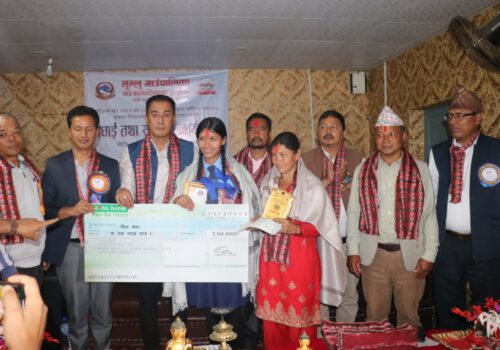एसईई उत्कृष्टलाई एक लाख