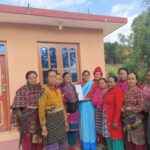 राहत वितरण गर्दै नेपाल रेडक्रस काभ्रे