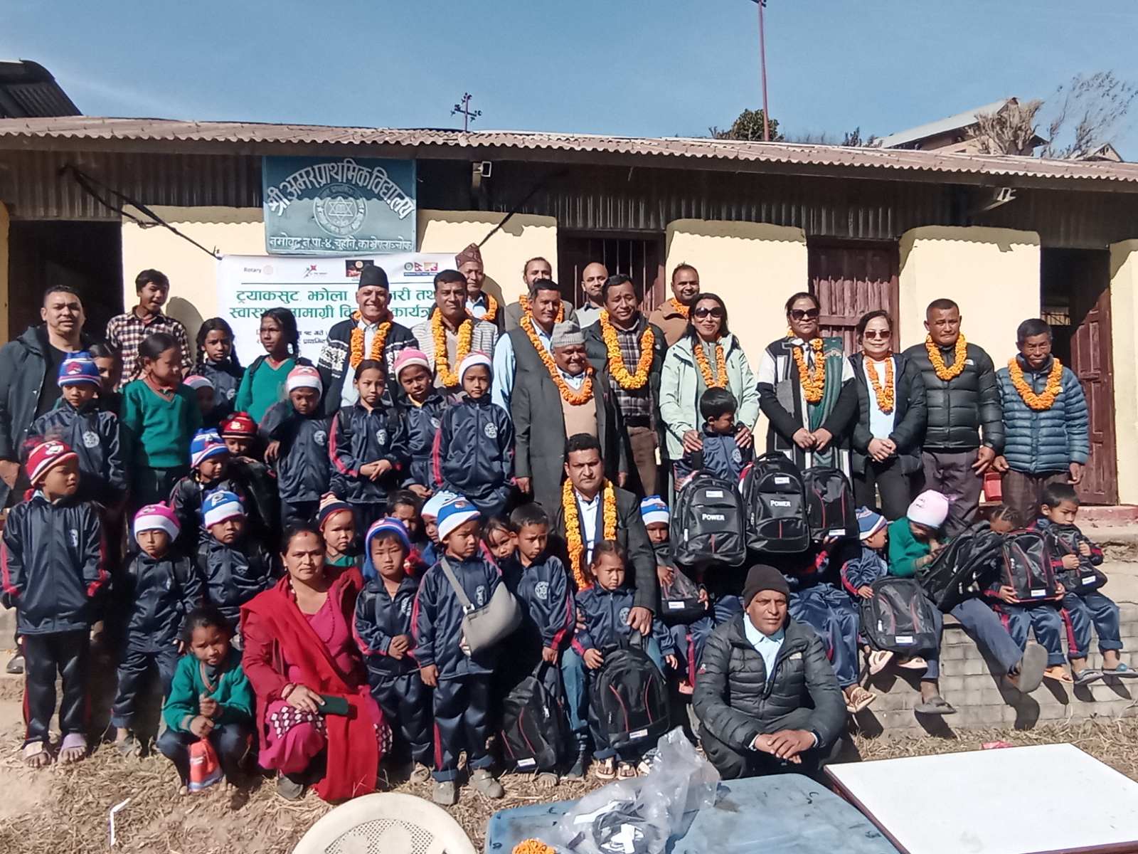 रोटरी क्लव अफ काभ्रे बनेपाद्वारा अमर प्राविका विद्यार्थीलाई स्टेशनरी