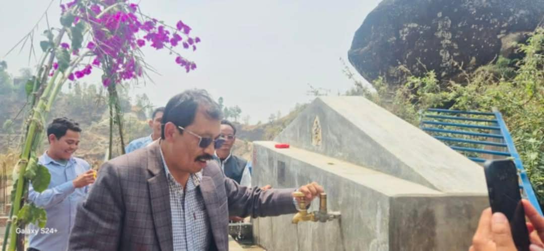 खानीखोला गाउँपालिका वडा नं. १ मा ६५ घरधुरीलाई खानेपानी वितरण