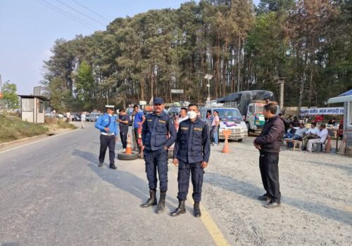 काठमाडौंमा राजावादीको अराजकता, कर्फ्यु लागेसँगै काभ्रेको नाकामा सवारी रोक