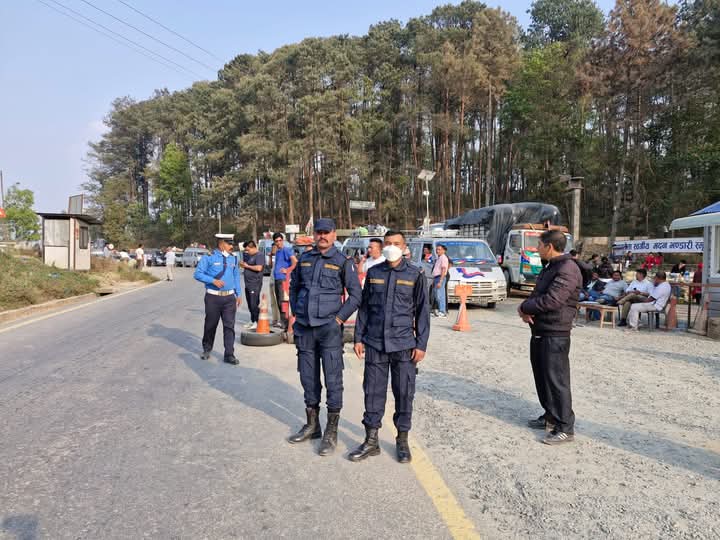 काठमाडौंमा राजावादीको अराजकता, कर्फ्यु लागेसँगै काभ्रेको नाकामा सवारी रोक
