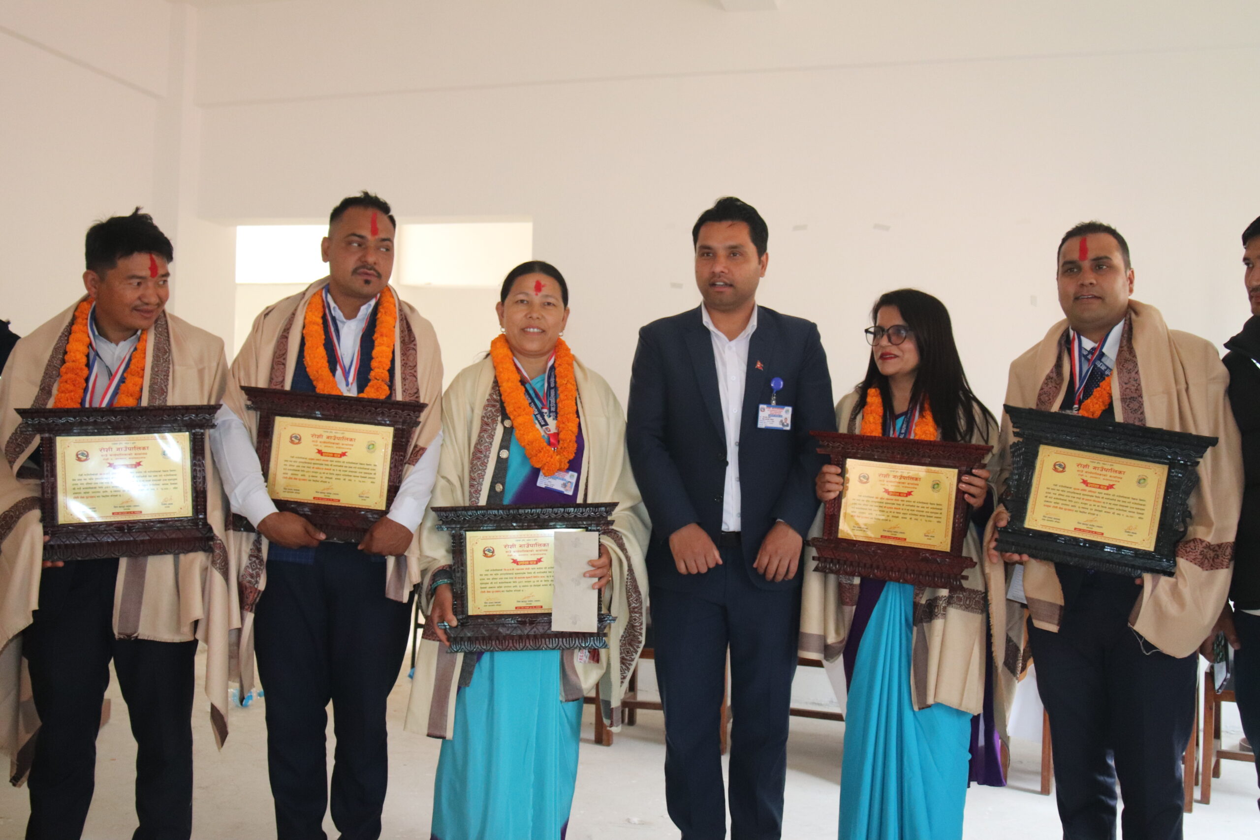 स्थापना दिवसमा रोशी गाउँपालिकाका ५ जना कर्मचारी पुरस्कृत